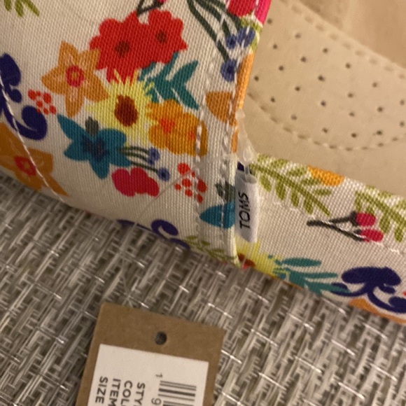 NWT Toms floral 8.5 - Picture 7 of 7